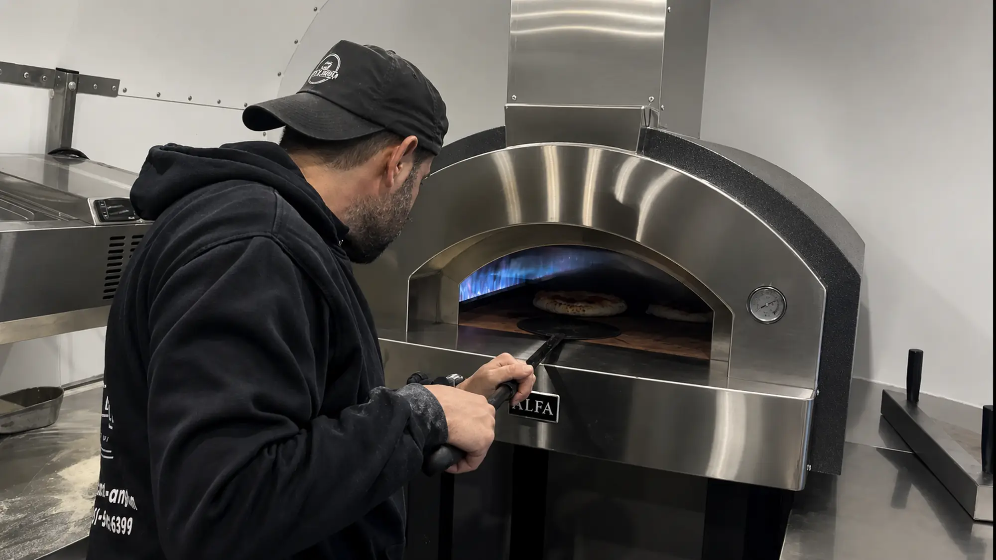 Angelo backt eine neapolitanische Pizza im 450 °C Alfa-Steinofen