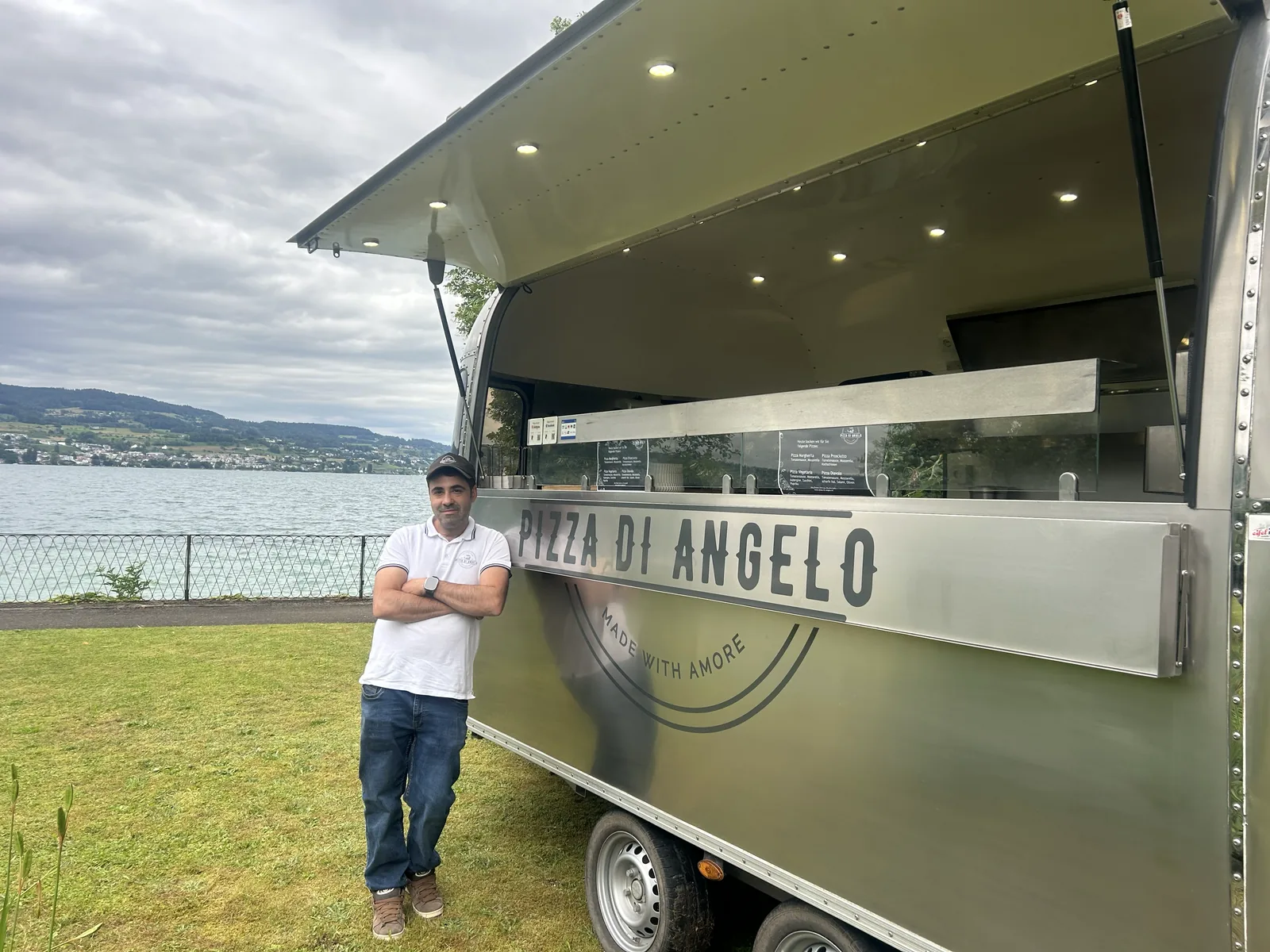 Angelo mit dem Pizza di Angelo Foodtruck am See in der Deutschschweiz