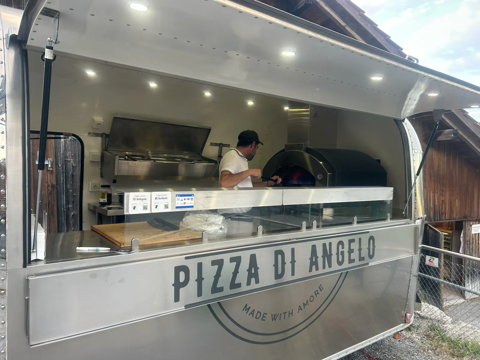 Pizza di Angelo Foodtruck im Einsatz – Angelo backt frische Pizza im Holzofen