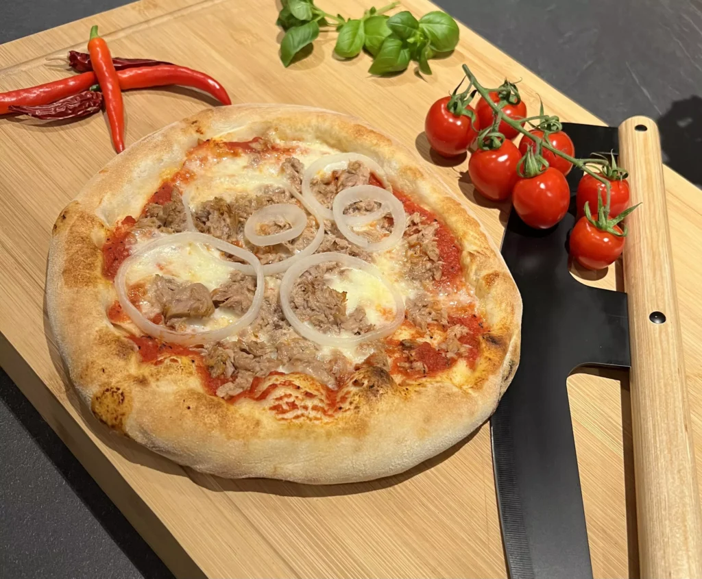 Neapolitanische Pizza Tonno aus dem Steinofen – Pizza-Catering Pizza di Angelo