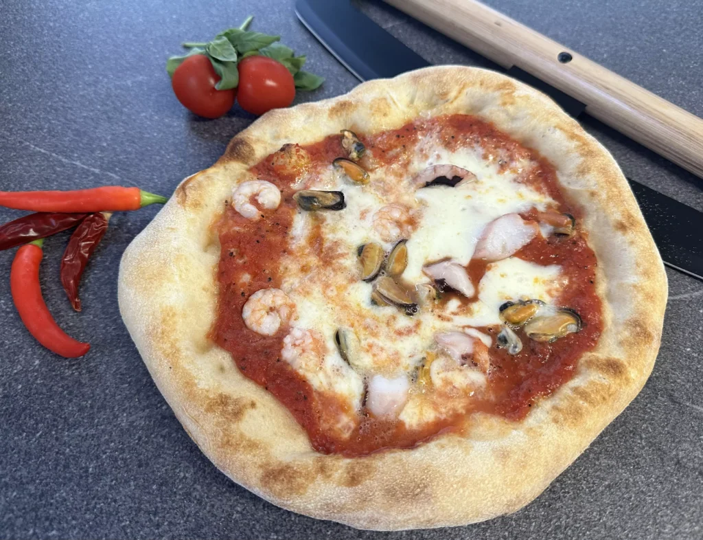 Neapolitanische Pizza Frutti di Mare aus dem Steinofen – Pizza-Catering Pizza di Angelo