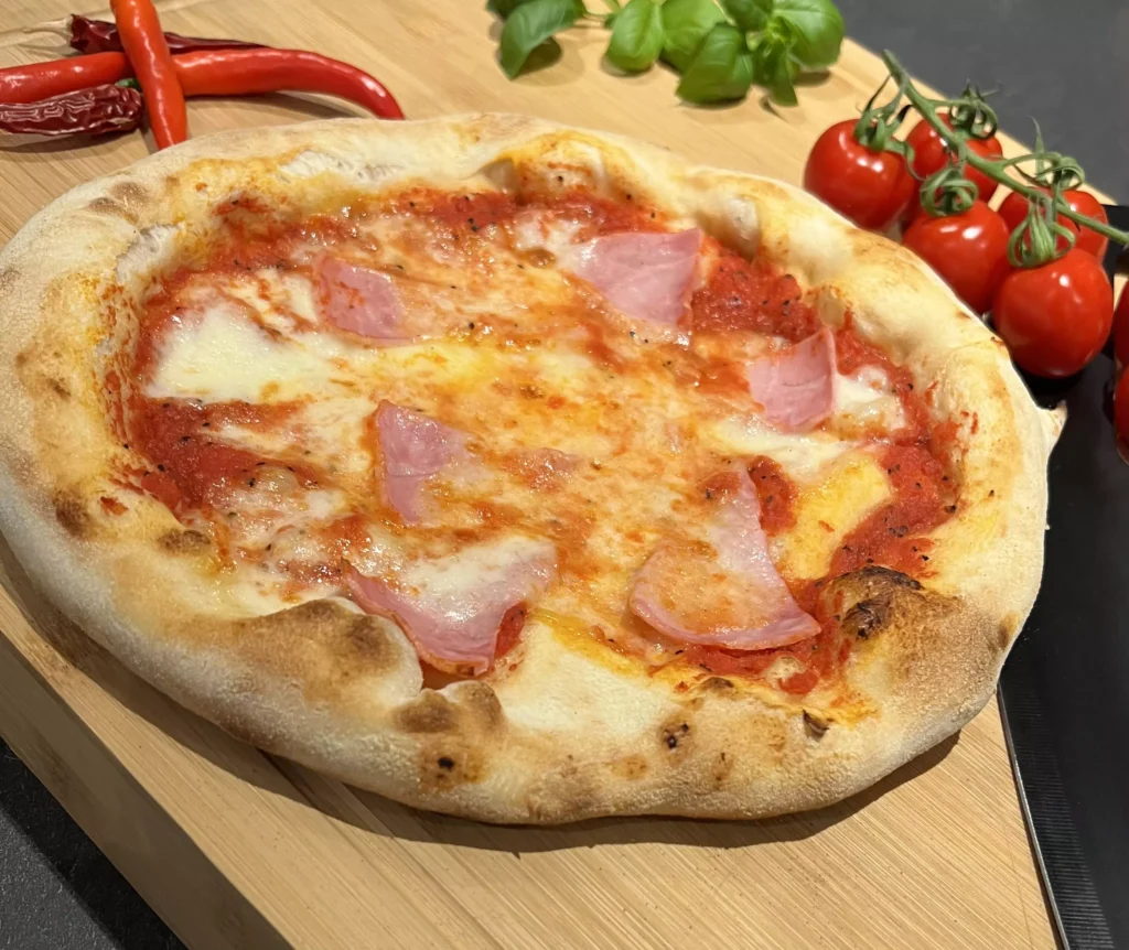 Neapolitanische Pizza Prosciutto aus dem Steinofen – Pizza-Catering Pizza di Angelo