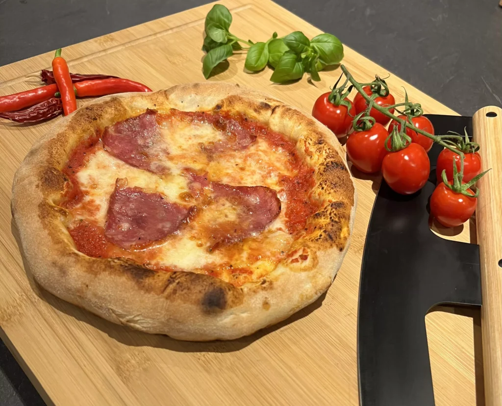 Neapolitanische Pizza Salami aus dem Steinofen – Pizza-Catering Pizza di Angelo
