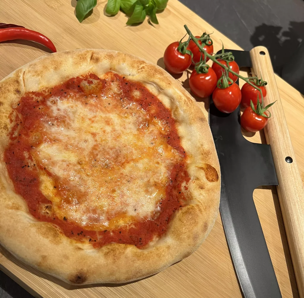 Neapolitanische Pizza Margherita aus dem Steinofen – Pizza-Catering Pizza di Angelo