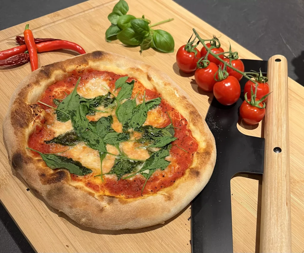 Neapolitanische Pizza Spinaci aus dem Steinofen – Pizza-Catering Pizza di Angelo