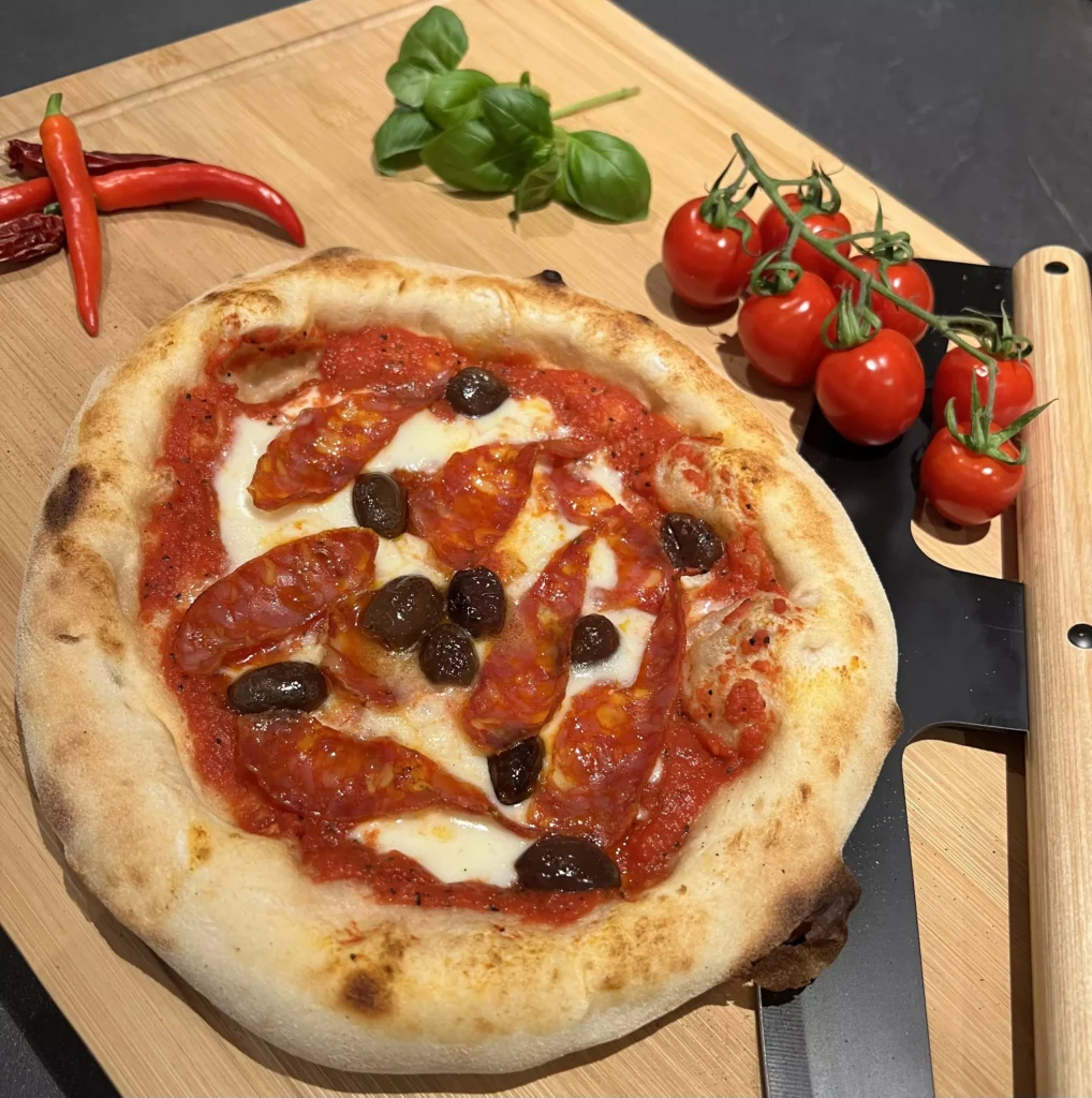 Neapolitanische Pizza Diavolo aus dem Steinofen – Pizza-Catering Pizza di Angelo