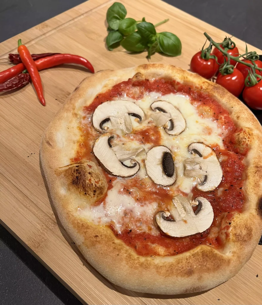 Neapolitanische Pizza Funghi aus dem Steinofen – Pizza-Catering Pizza di Angelo